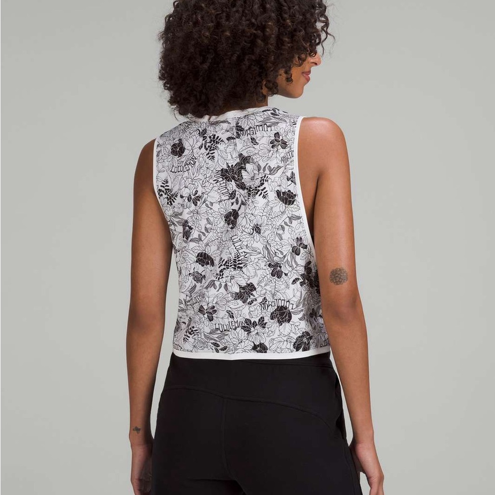 Lululemon tank top black and white with floral patern - Picture 6 of 6